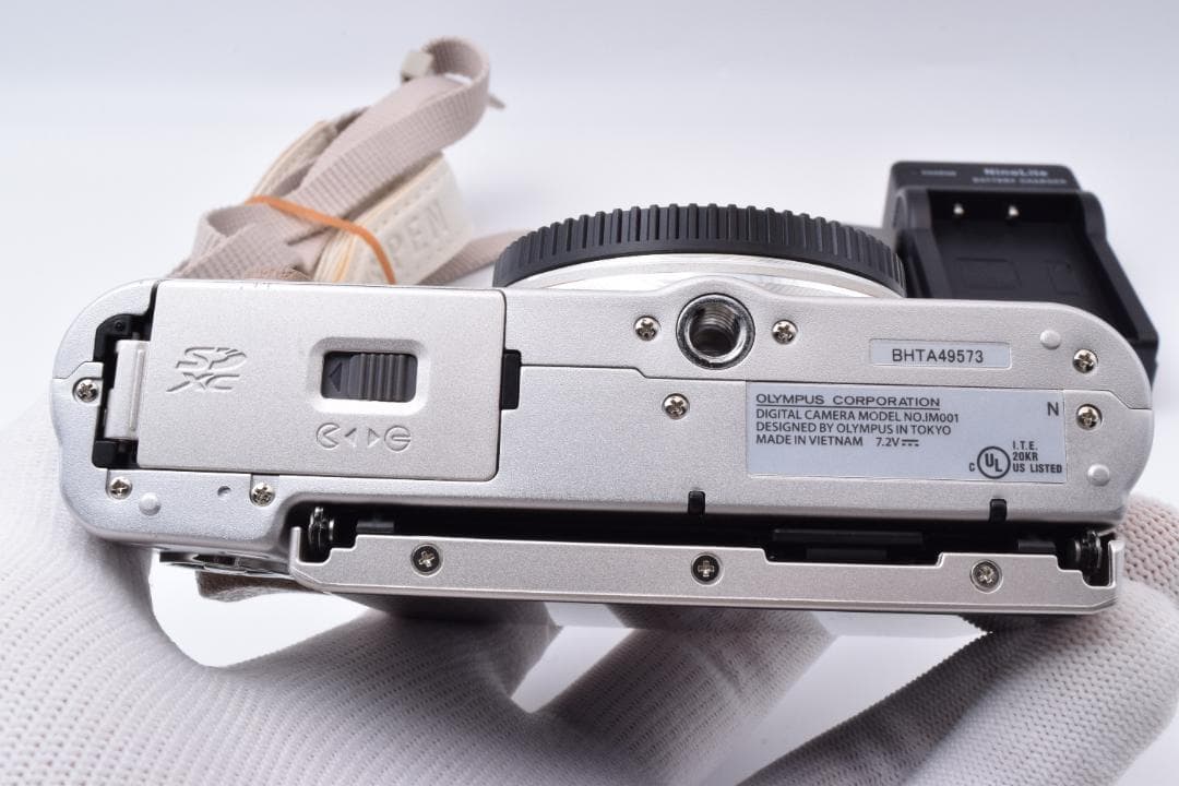 #51a ショット数230 美品 オリンパス PEN E-PL8 ボディ 充電器