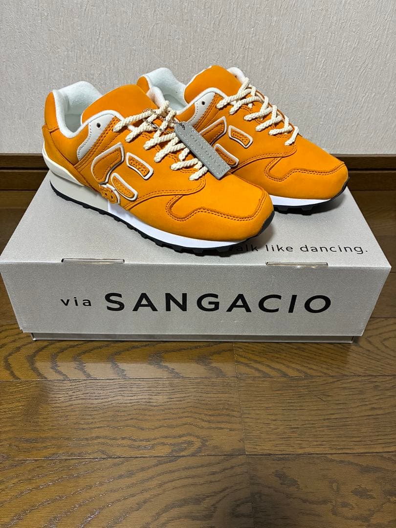 【未使用品】にゅ スニーカー（オレンジ）