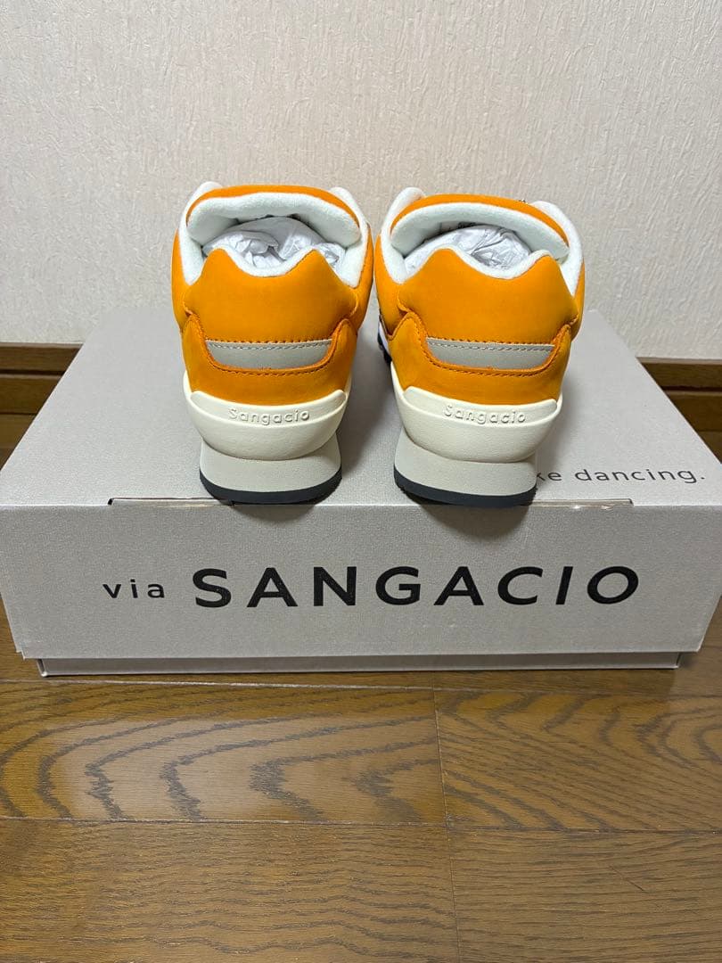 【未使用品】にゅ スニーカー（オレンジ）