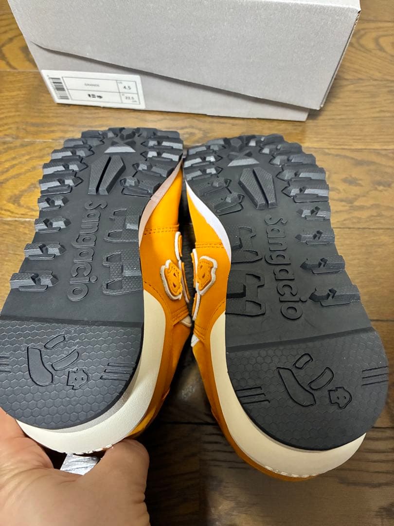 【未使用品】にゅ スニーカー（オレンジ）