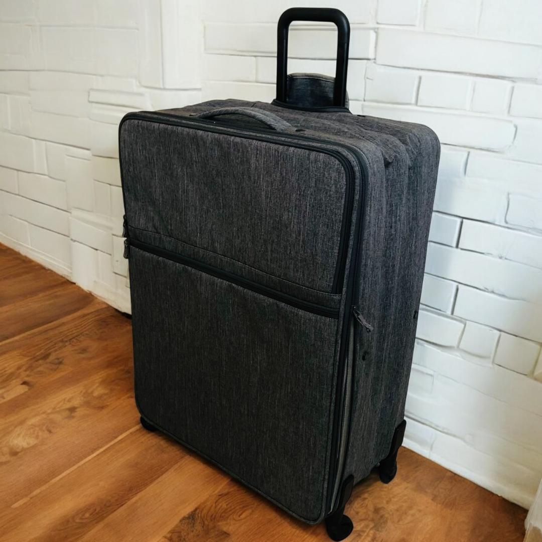 比較的美品無印良品特大81L半分の厚みで収納できるソフトキャリーケース