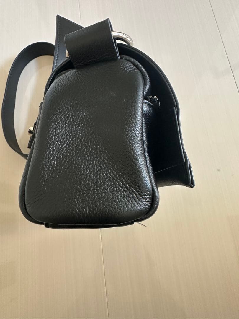 ビアズリー レザーボディバッグ レザーリング ブラック BEARDSLEY