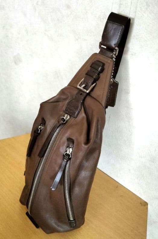 安齋謙二　COACH コーチ スリングバッグ ボディバッグ ブラウンメンズ