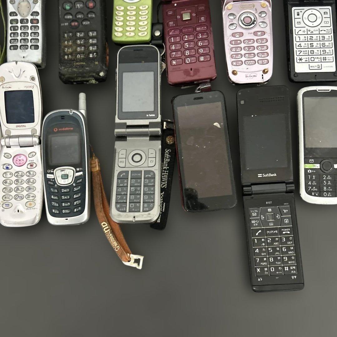 大量 携帯電話 ガラケー docomo/au 他 35台 ジャンク 部品取り