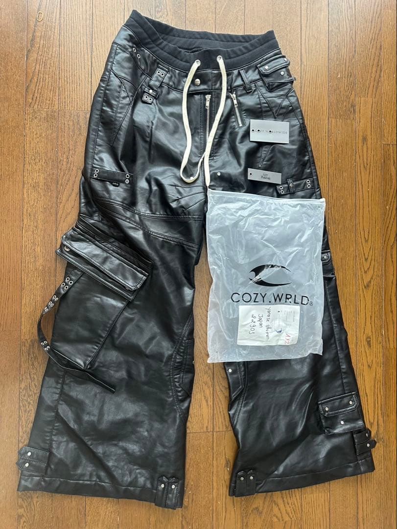 COZY WORLDWIDE レザーカーゴパンツ ブラック