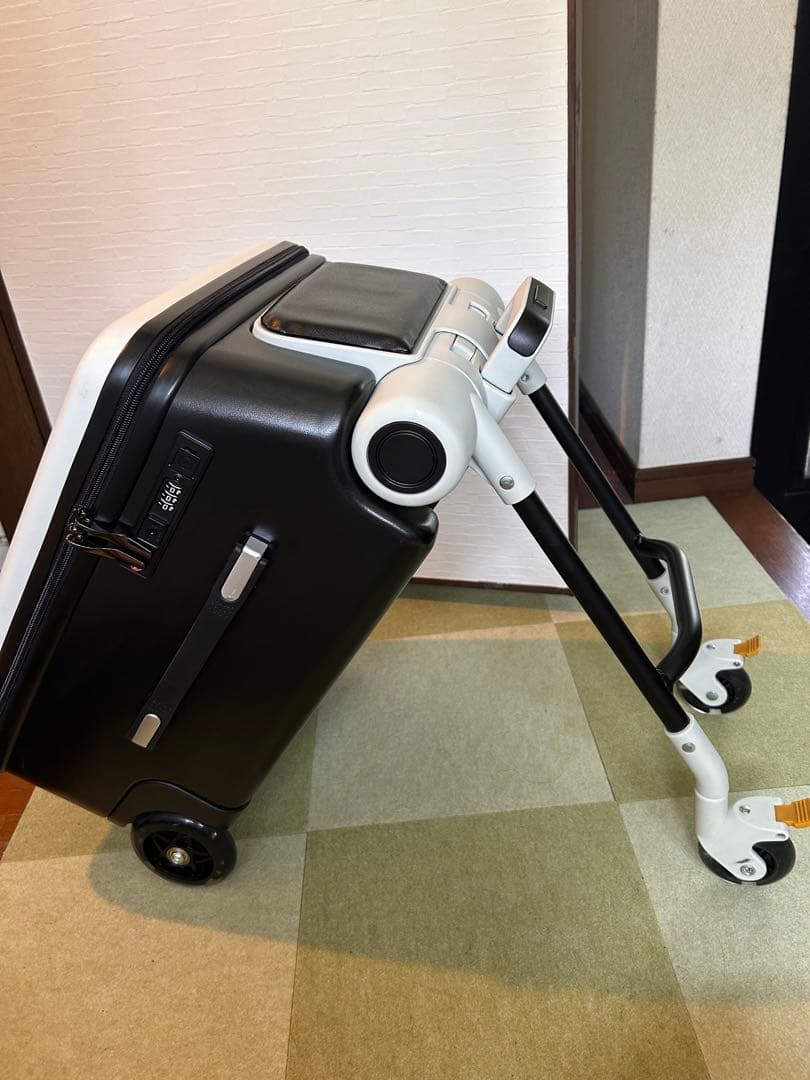 乗れる キャリーケース スーツケース 40L ホワイト（タイヤストッパー付き）