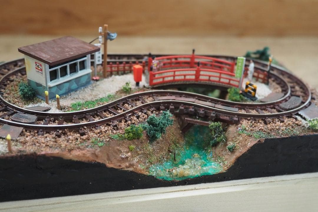 鉄道模型】ミニジオラマ「温泉街」動力車・照明付き ハンドメイド