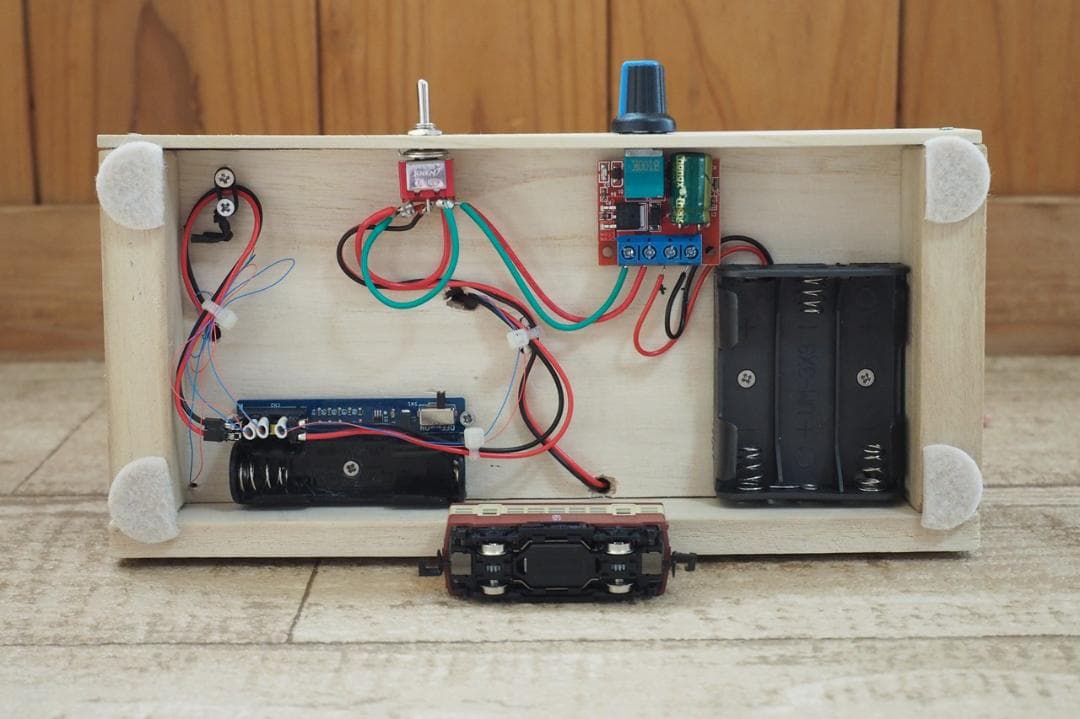 鉄道模型】ミニジオラマ「温泉街」動力車・照明付き ハンドメイド