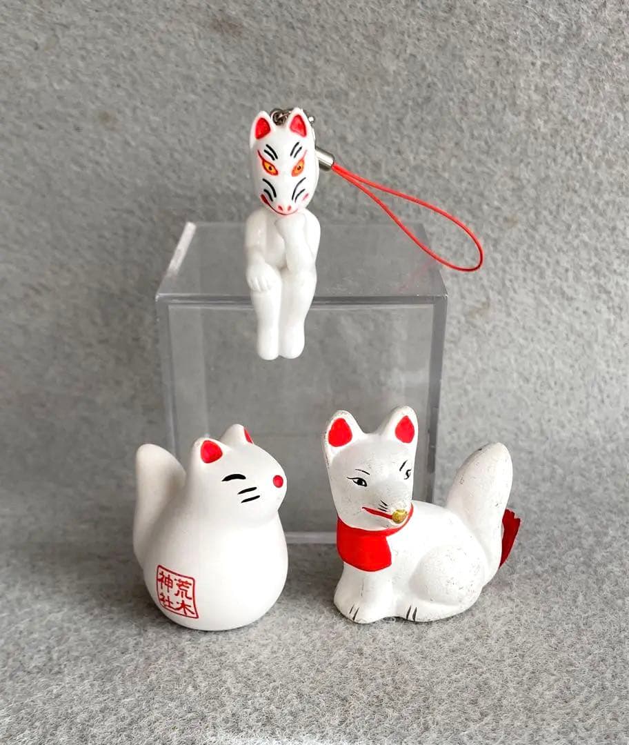 いなり山・荒木神社／狐の置物☆ 考える白狐 キーホルダー - メルカリ