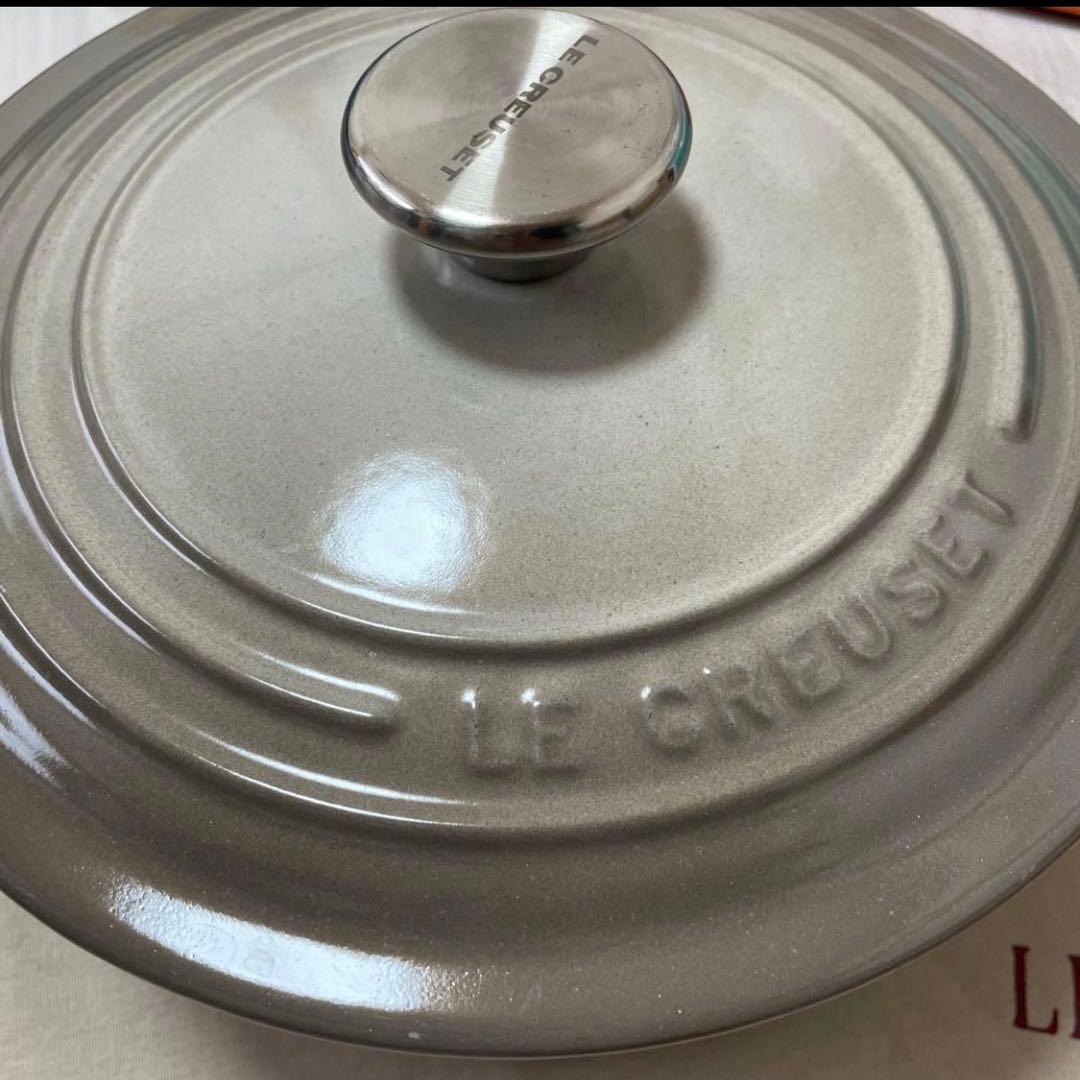 《レア美品》ルクルーゼ ナツメグ 22cm ココットロンド グレージュ