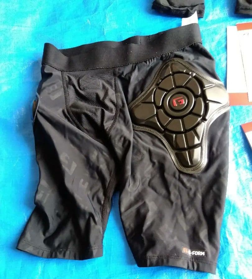 ユース　G-FORM ショーツ　Mサイズ　FOX 二ーガード　ワンサイズ
