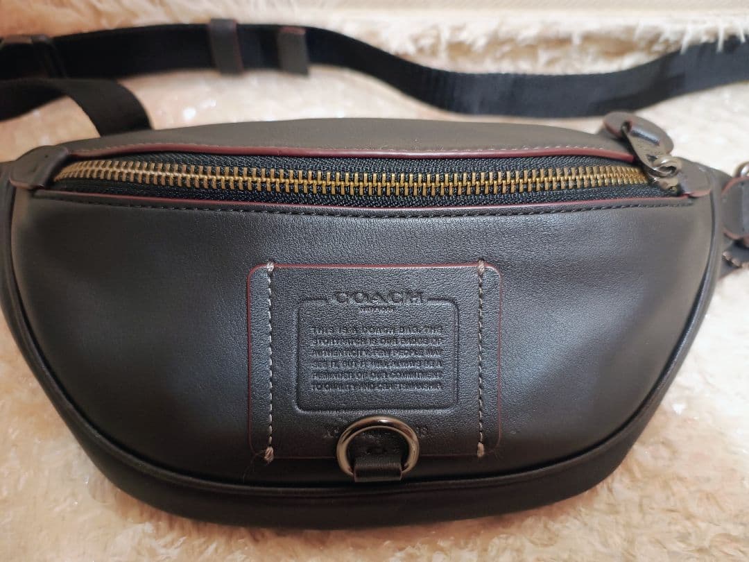 COACH ブラック リビングトン ボディバッグ