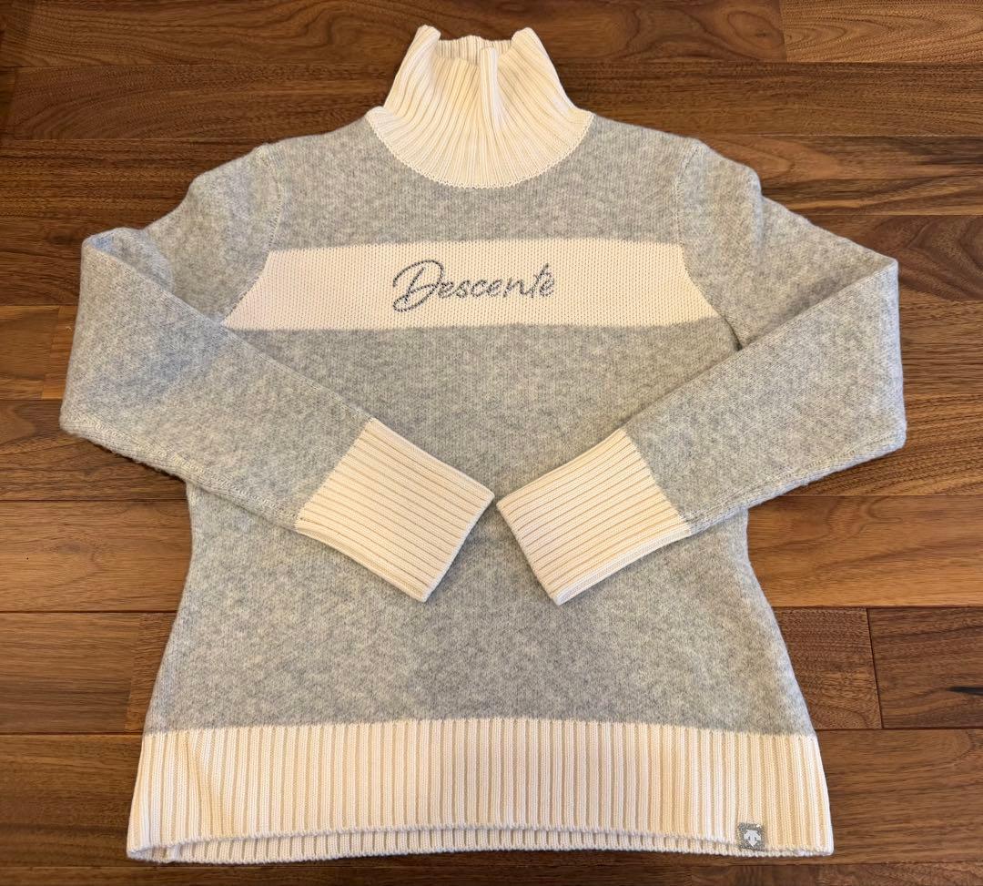 Descente タートルネックニットセーター スワロフスキーロゴ付