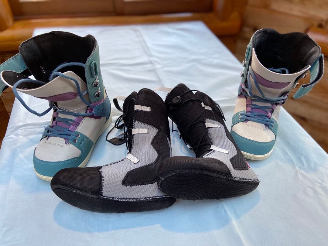 DEELUXE DNA スノボブーツ 23.5cm、青×白×パープル、男女兼用