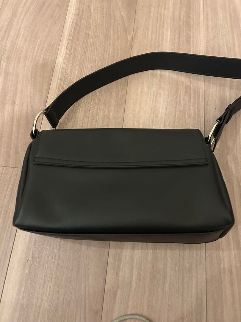 新品！ビアズリー風　 レザーボディバッグ　ブラック