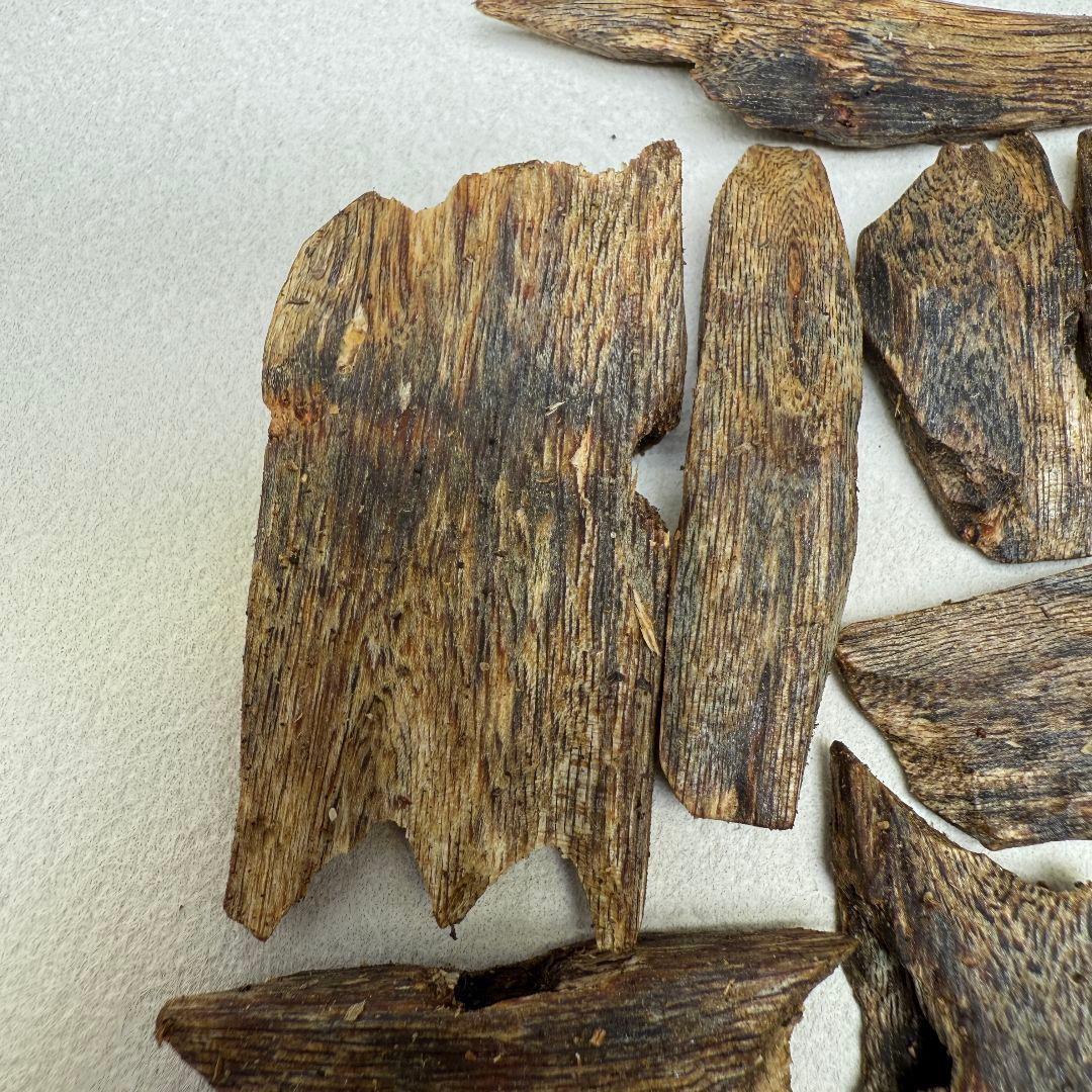 R001 天然沈香木詰め合わせ　20.3g