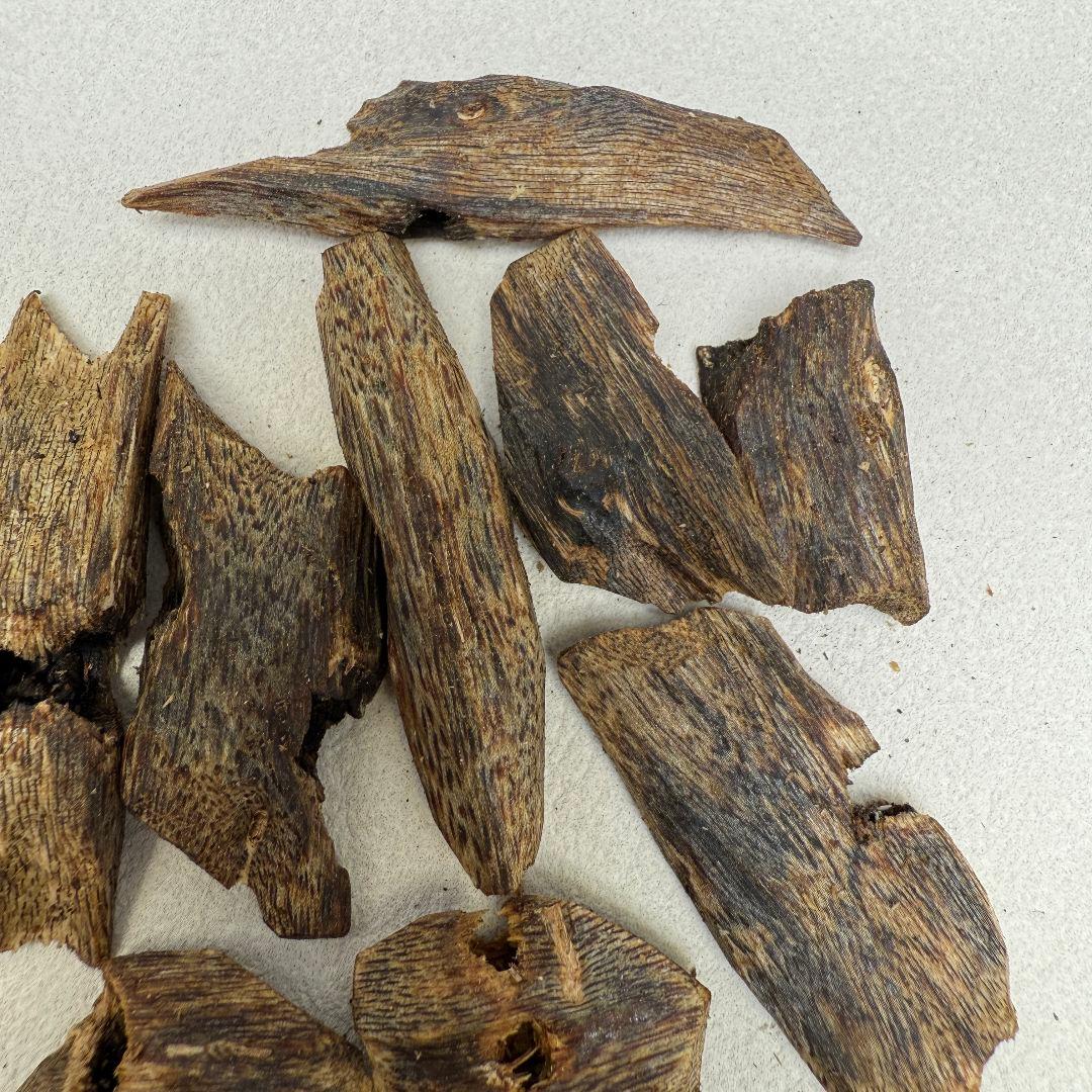 R001 天然沈香木詰め合わせ　20.3g