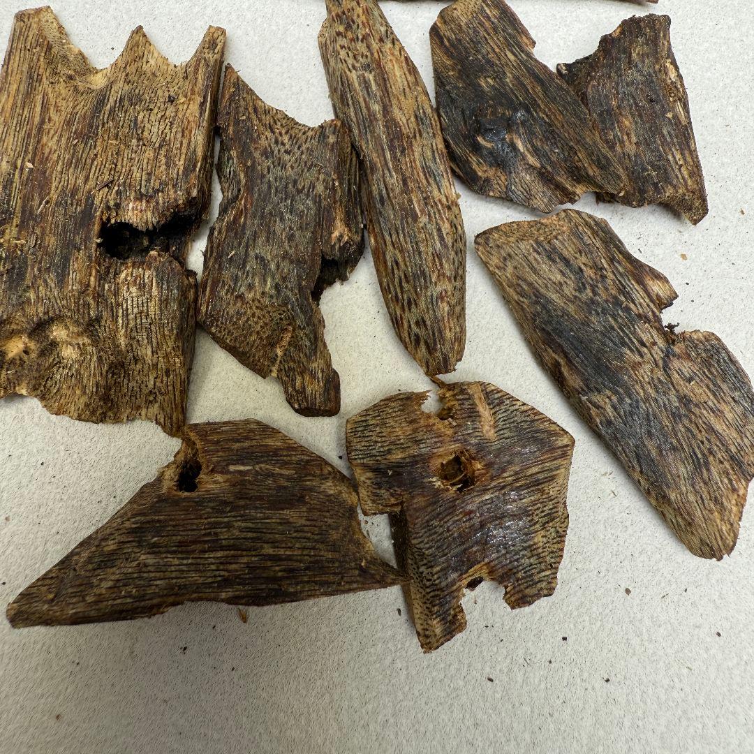 R001 天然沈香木詰め合わせ　20.3g