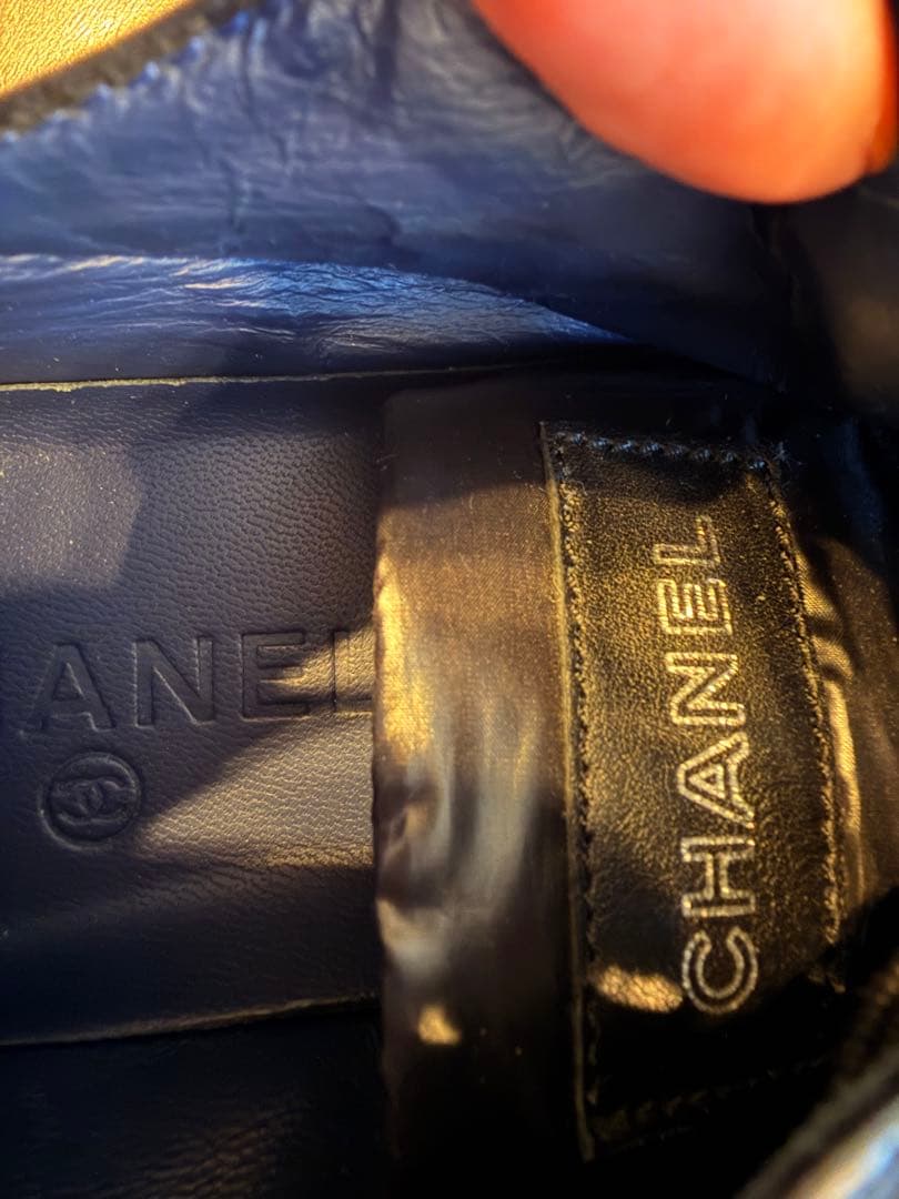 CHANEL ブラックレザー ロゴスニーカー