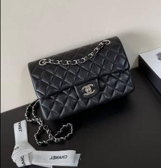 CHANEL ブラック レザー ショルダーバッグ - メルカリ