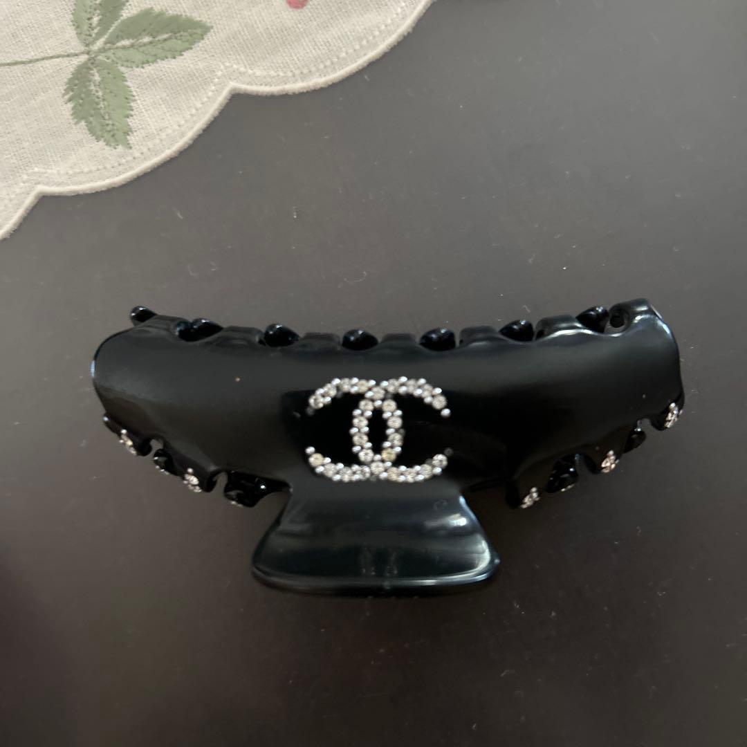 ジャンク品!! CHANEL 黒 ヘアクリップ ラインストーン付きの通販はau