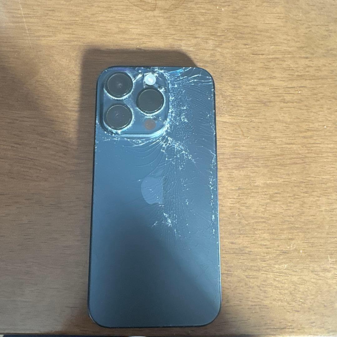 iPhone 15 Pro 256GB 背面破損