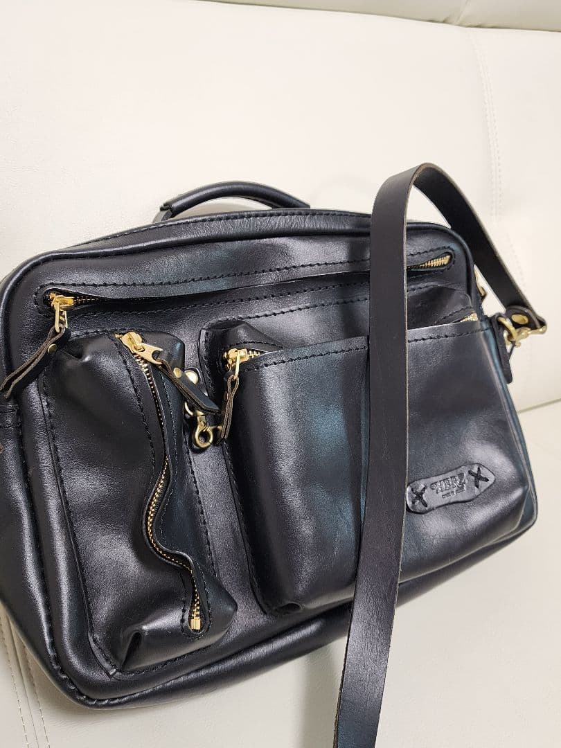 【極美品】HERZ　黒　レザー 2wayショルダーバッグ 4ポケット
