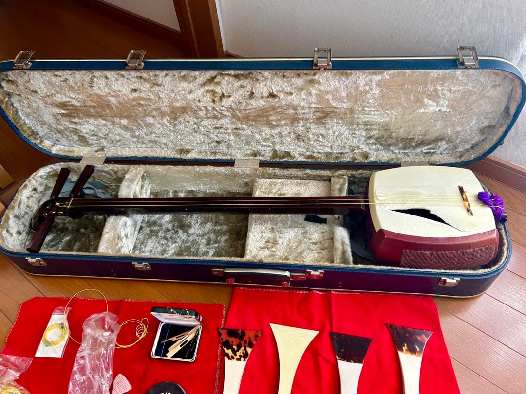 三味線 (穴あき)弦、笛、バチ、ケース付