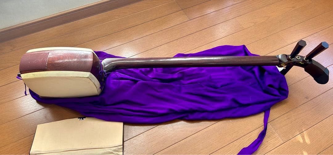 三味線 (穴あき)弦、笛、バチ、ケース付