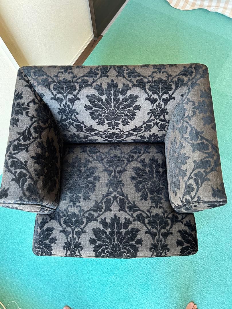 AIDEC セール ブラウンと黒の花柄アームチェア一人掛け用