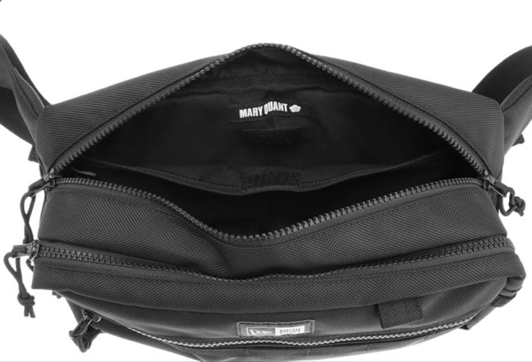 NEW ERA(R) × MARY QUANTスクエア ボディバッグ（ブラック）