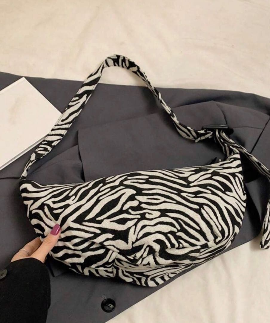 新品】ゼブラ柄 クロスボディバッグ キャンバス 大容量 - メルカリ