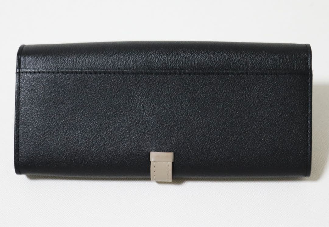 《クレイサス》新品 ポケット多数 大きなカメリア 型押しレザー かぶせ式長財布