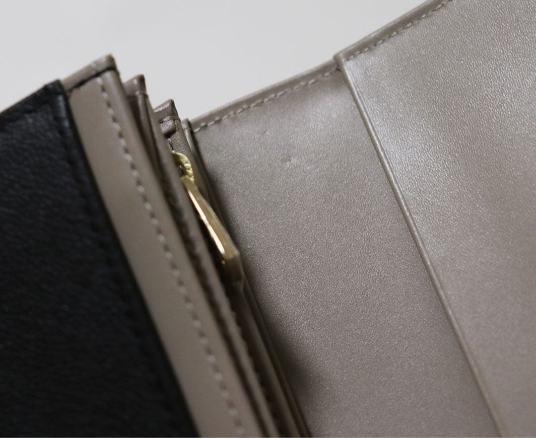 《クレイサス》新品 ポケット多数 大きなカメリア 型押しレザー かぶせ式長財布