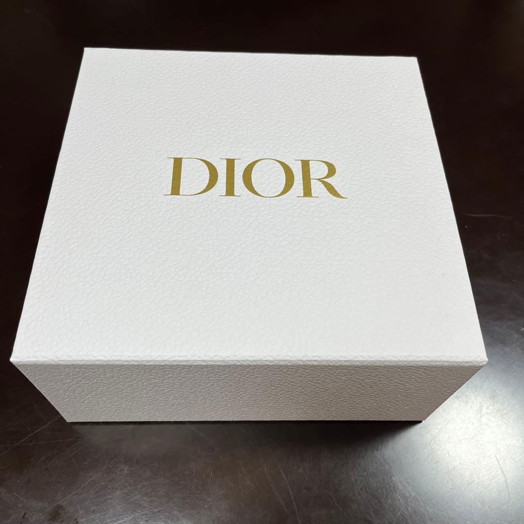 DIOR 化粧箱 22×22 新品 未使用 - メルカリ