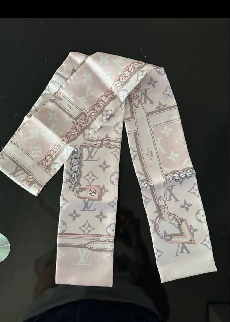 最終値下げ⭐️LOUIS VUITTON⭐️ルイヴィトンスカーフバンドー - メルカリ