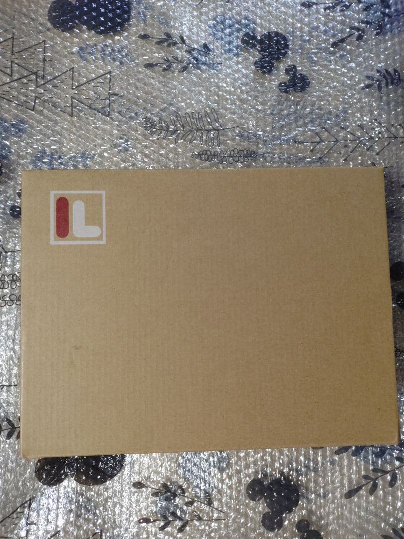 IMP.とFILAコラボのスニーカー