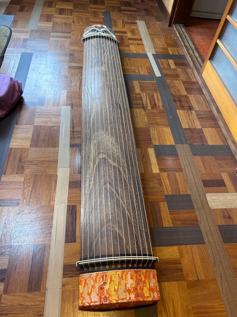 木製琴 13弦 赤い装飾付き