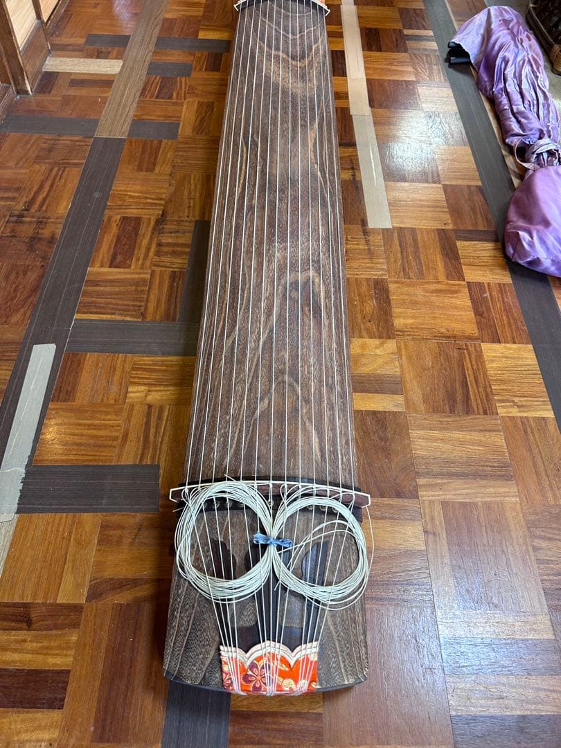 木製琴 13弦 赤い装飾付き