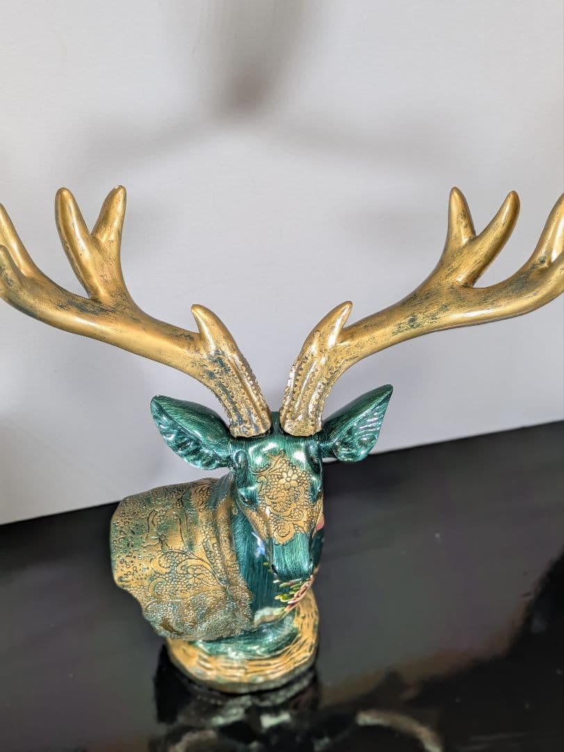 【セールス中】鹿 置物 金色の角 花模様 彫刻 アンティーク 置物 インテリア