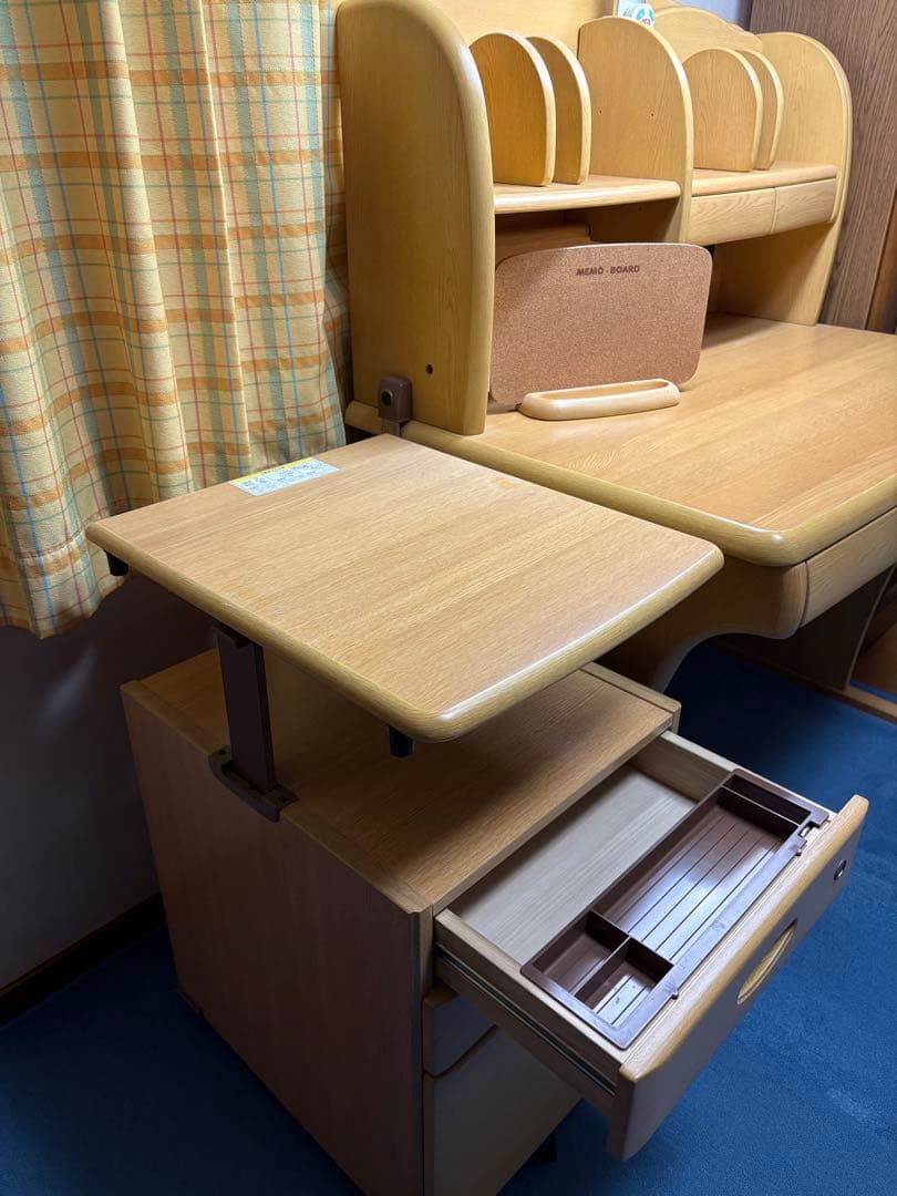 ニトリ　学習机　木製 分割型引き出し付き デスクライト付き