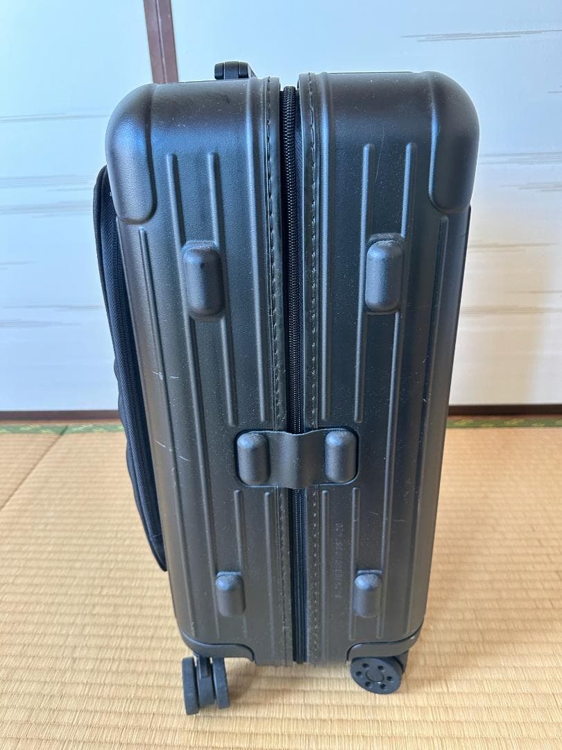 リモワ RIMOWA スーツケース 機内持ち込み エッセンシャルキャビン 37L
