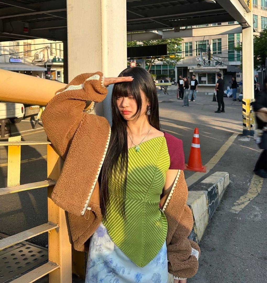 paula canovas del vas newjeans ハニ着用 トップス