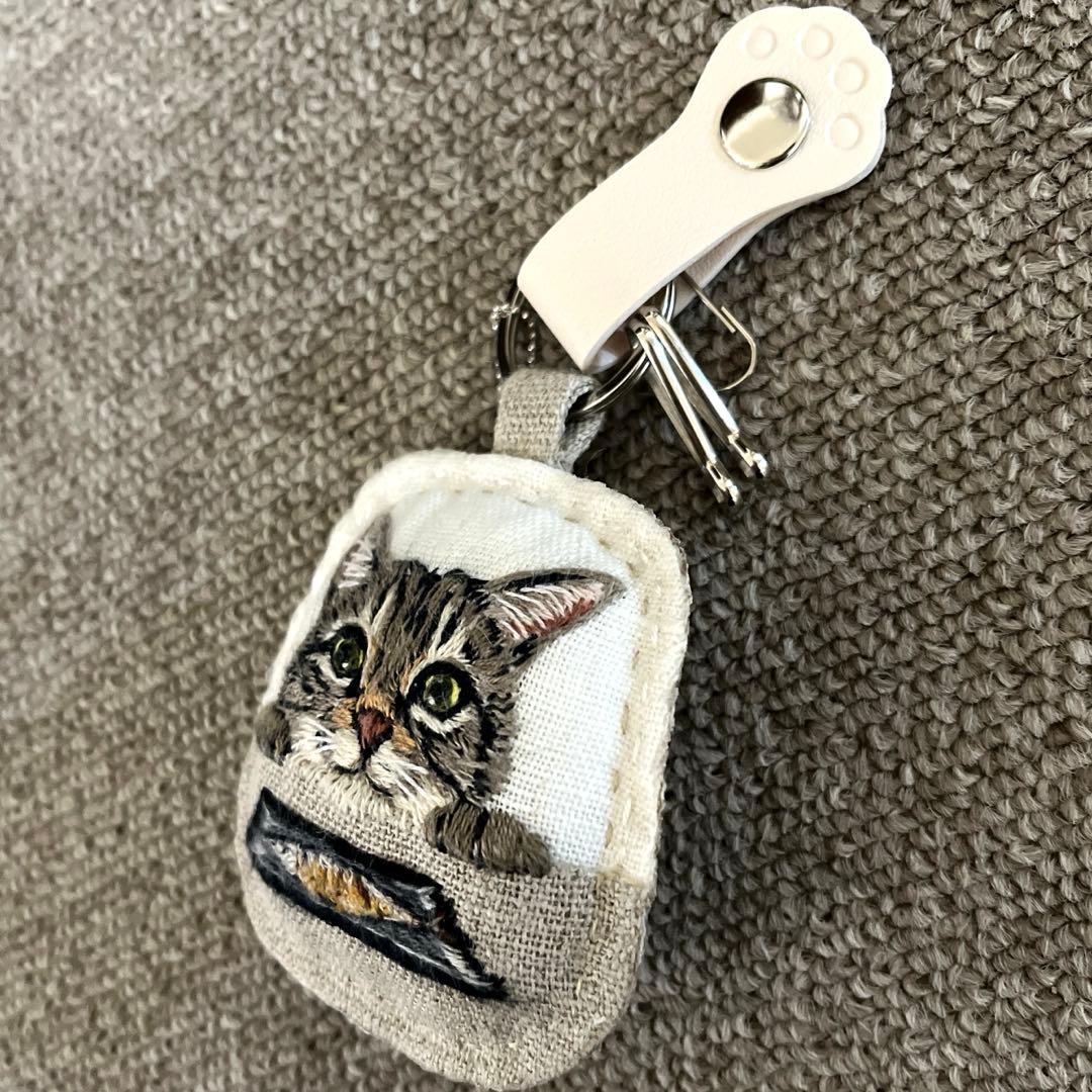 n*u様 ハンドメイド刺繍キーホルダー　焼き魚とキジトラさん