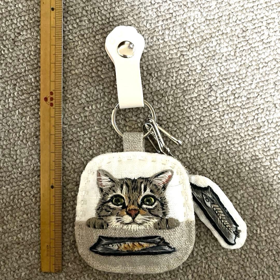 n*u様 ハンドメイド刺繍キーホルダー　焼き魚とキジトラさん