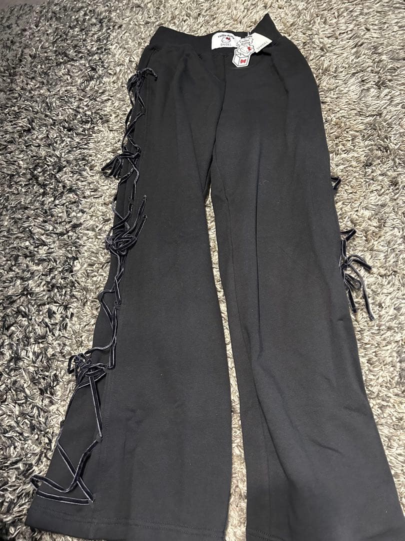 新品タグ付きSNIDEL HELLO KITTY レースアップパンツ ブラック