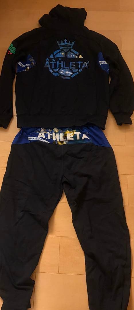 ATHLETA フード付きスウェット黒/青 ご覧いただきありがとうございます