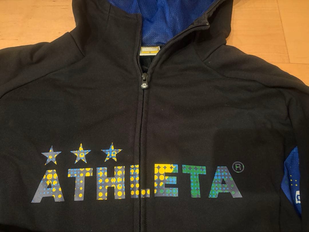 ATHLETA フード付きスウェット黒/青 ご覧いただきありがとうございます