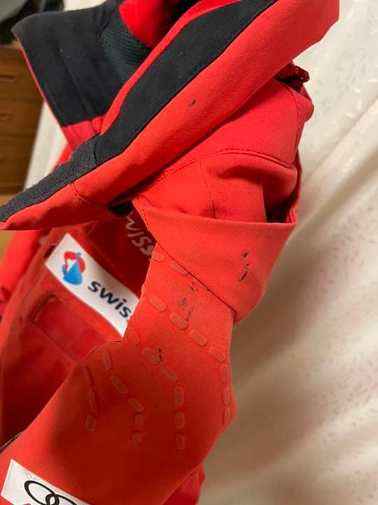 2015スイスチームレプリカモデル　写真の通り肩、フードに油の染みが、あります。