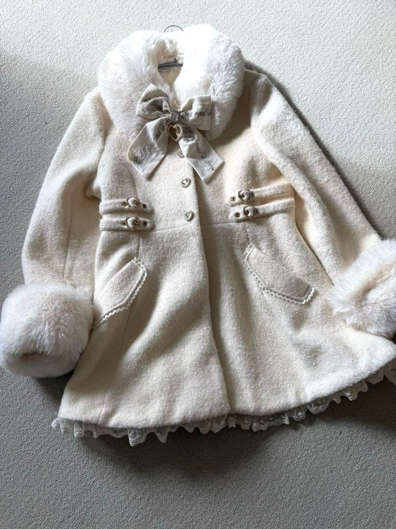 リズリサ　LIZLISA ビジューリボンミニ丈Aラインコート ホワイト